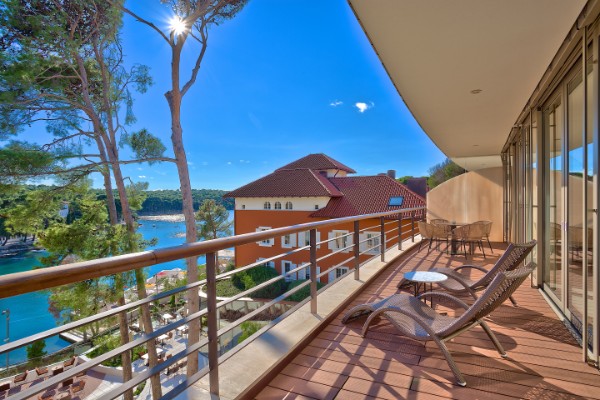 luksuz-sa-pogledom-na-smaragdno-more