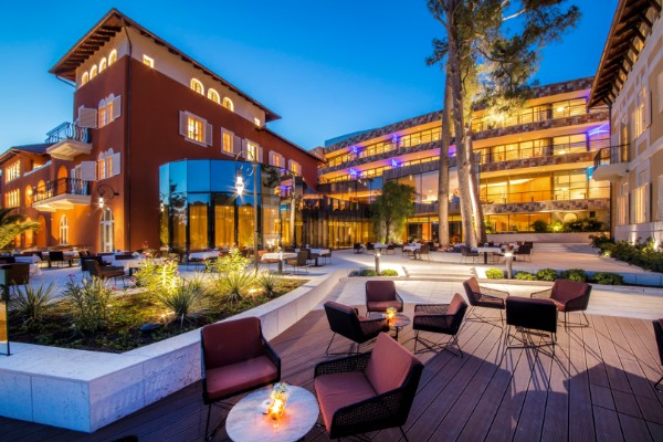 luksuz-sa-pogledom-na-smaragdno-more