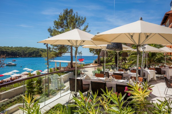 luksuz-sa-pogledom-na-smaragdno-more