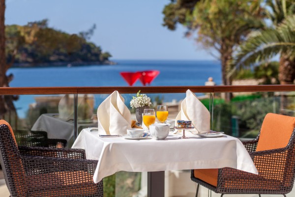 luksuz-sa-pogledom-na-smaragdno-more