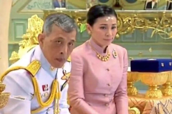 tajlandski-kralj-u-samoizolaciji-sa-haremom-od-20-zena