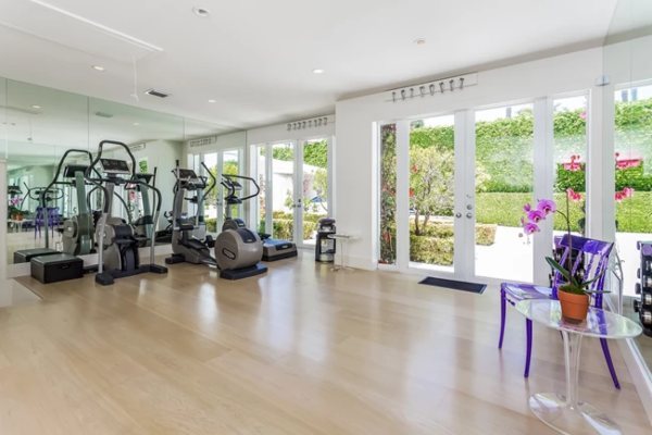 Unutar minimalističkog Šakirinog doma u Majamiju