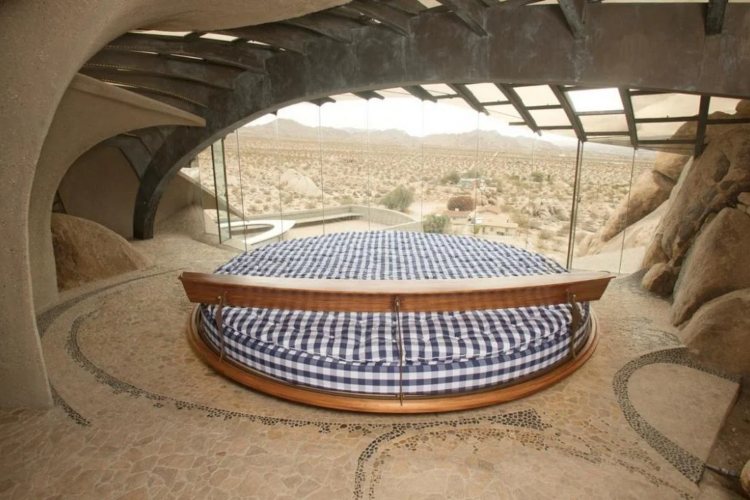 hastens-je-postavio-svoj-najveci-i-najluksuzniji-krevet-u-nacionalnom-parku-joshua-tree