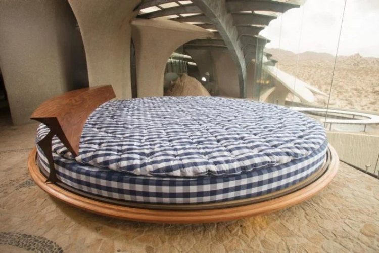 hastens-je-postavio-svoj-najveci-i-najluksuzniji-krevet-u-nacionalnom-parku-joshua-tree