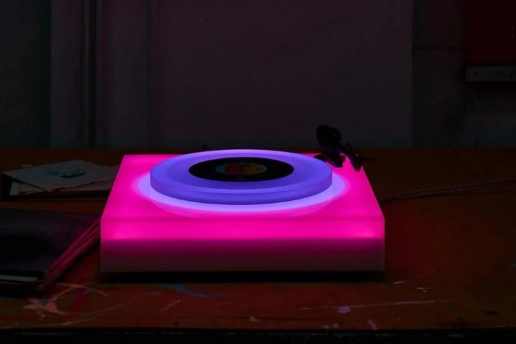 brajan-ino-lansira-gramofone-sa-psihodelicnim-led-osvetljenjem
