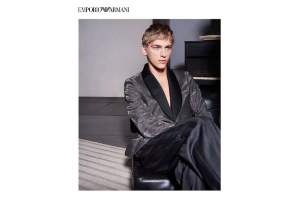 savrsena-kombinacija-lezerne-i-elegantne-estetike-u-novoj-emporio-armani-kampanji.jpeg