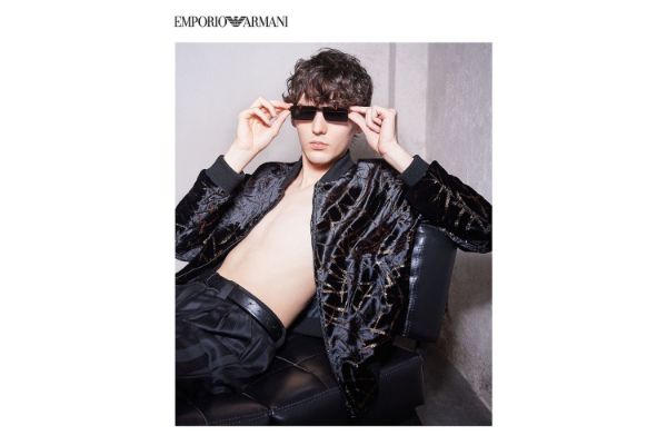 savrsena-kombinacija-lezerne-i-elegantne-estetike-u-novoj-emporio-armani-kampanji.jpeg