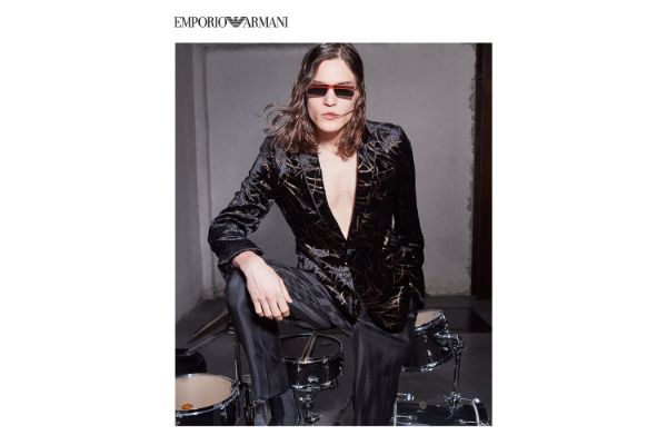 savrsena-kombinacija-lezerne-i-elegantne-estetike-u-novoj-emporio-armani-kampanji.jpeg