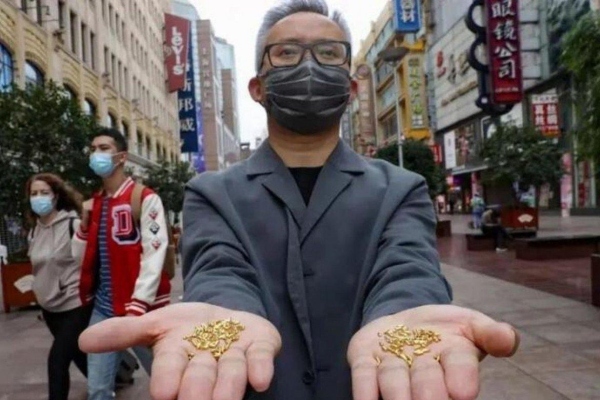 Kinez bacio 500 grama zlata u reku kako bi skrenuo pažnju na globalne probleme sa glađu