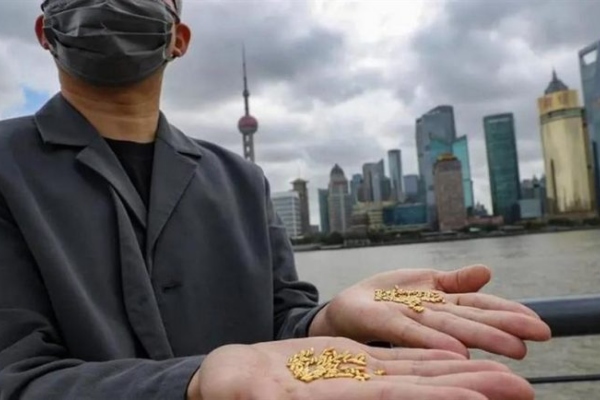 Kinez bacio 500 grama zlata u reku kako bi skrenuo pažnju na globalne probleme sa glađu