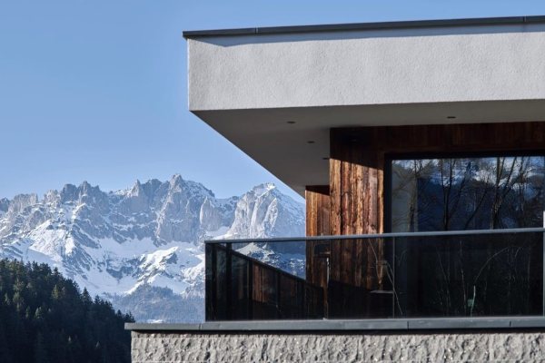 Kuća u austrijskim Alpima izaziva osećaj spokoja i asocira na zimske odmore