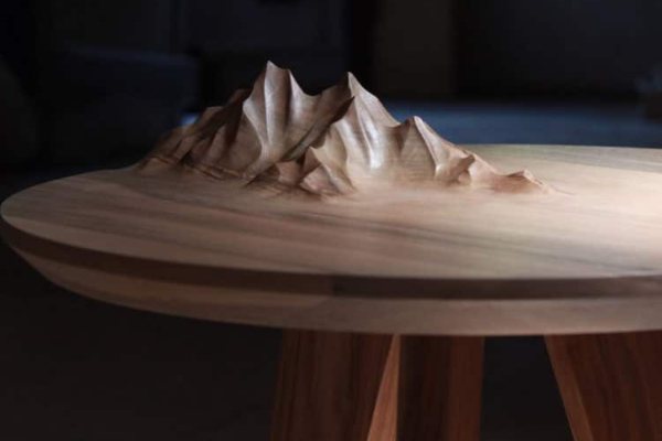 Ručno izrađeni drveni stolovi sa planinskim pejzažima na vrhu