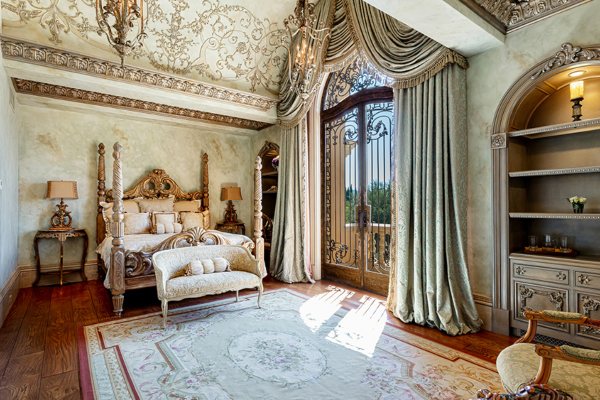 Vila u italijanskom stilu vredna 30 miliona dolara sa ogromnom šahovskom tablom na otvorenom