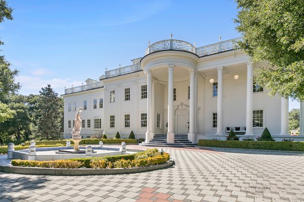 Zavirite u kalifornijsku „Belu kuću“ od 25 miliona dolara sa sopstvenom ovalnom kancelarijom i ružičnjakom