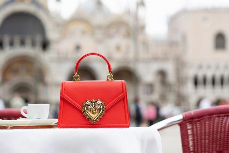 Šeron Stoun predstavlja Devotion torbu u novoj Dolce & Gabbana kampanji