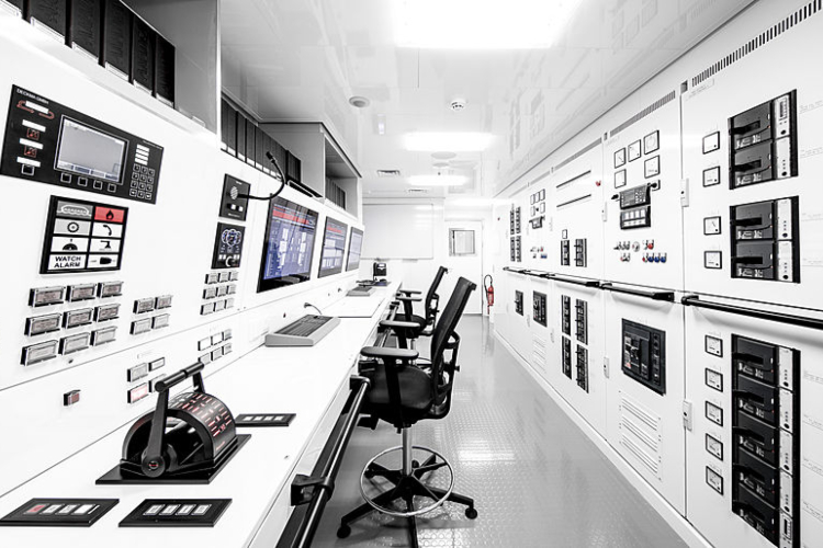 spas-od-zaplene-jahta-amadea-vredna-250-miliona-dolara-plovi-punom-brzinom-ka-australiji