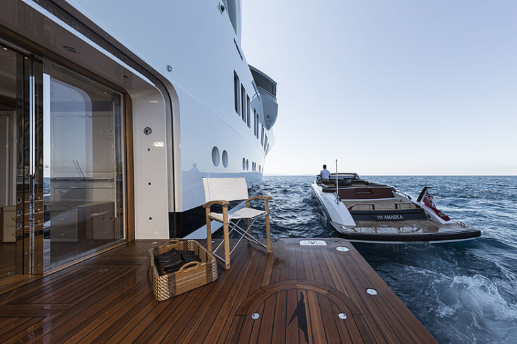 spas-od-zaplene-jahta-amadea-vredna-250-miliona-dolara-plovi-punom-brzinom-ka-australiji