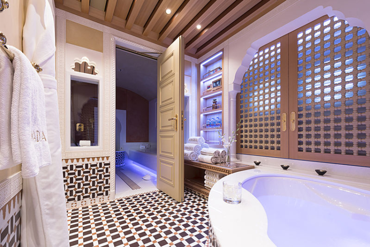 spas-od-zaplene-jahta-amadea-vredna-250-miliona-dolara-plovi-punom-brzinom-ka-australiji