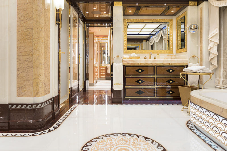 spas-od-zaplene-jahta-amadea-vredna-250-miliona-dolara-plovi-punom-brzinom-ka-australiji