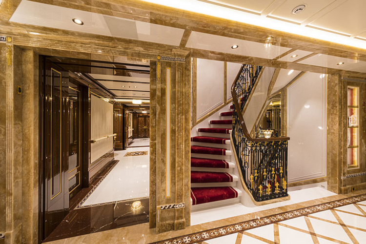 spas-od-zaplene-jahta-amadea-vredna-250-miliona-dolara-plovi-punom-brzinom-ka-australiji