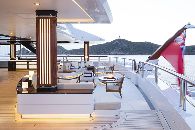 spas-od-zaplene-jahta-amadea-vredna-250-miliona-dolara-plovi-punom-brzinom-ka-australiji