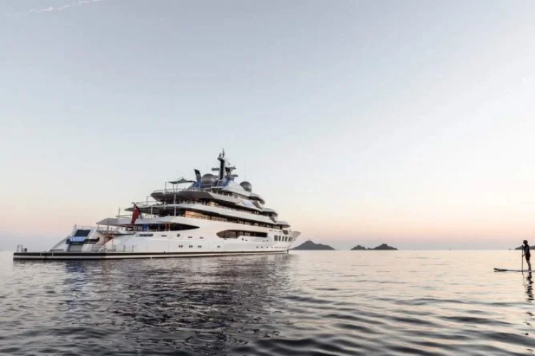 spas-od-zaplene-jahta-amadea-vredna-250-miliona-dolara-plovi-punom-brzinom-ka-australiji