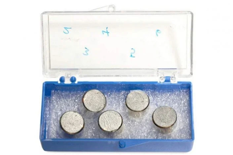 prasina-sa-meseca-koje-je-prikupio-nil-armstrong-tokom-misije-apolo-11-sada-je-na-aukciji