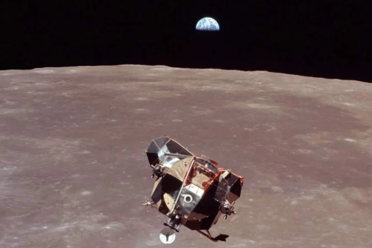 prasina-sa-meseca-koje-je-prikupio-nil-armstrong-tokom-misije-apolo-11-sada-je-na-aukciji