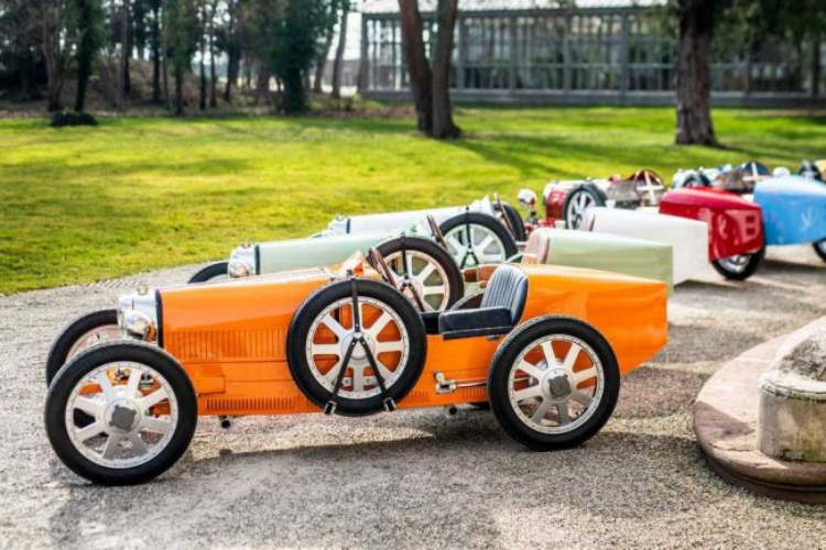 otac-godine-kolekcionar-automobila-posetio-bugatti-i-otisao-sa-osam-automobila