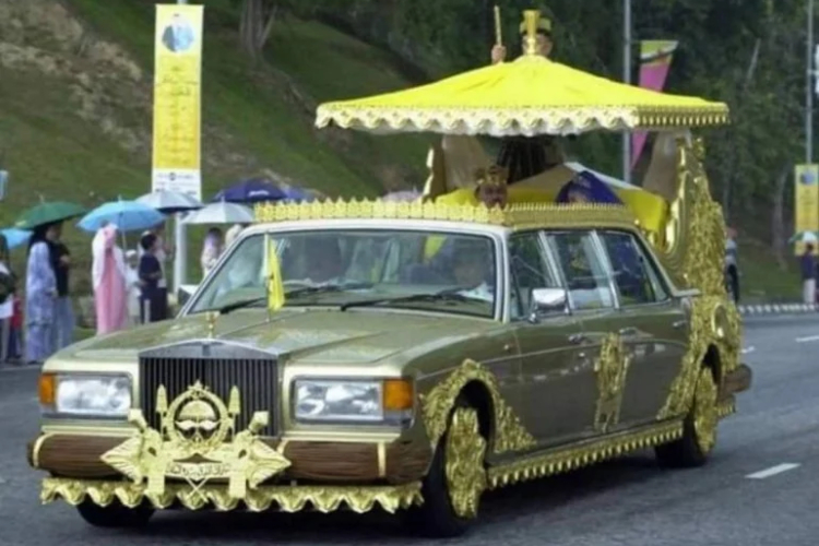 luksuzan-zivot-sultana-od-bruneja-zbog-kojeg-oligarsi-izgledaju-siromasno