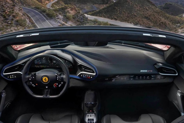 Ferrari 296 GTS kabriolet debituje taman na vreme za leto