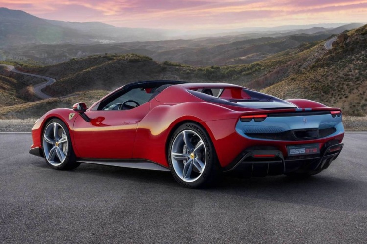 Ferrari 296 GTS kabriolet debituje taman na vreme za leto