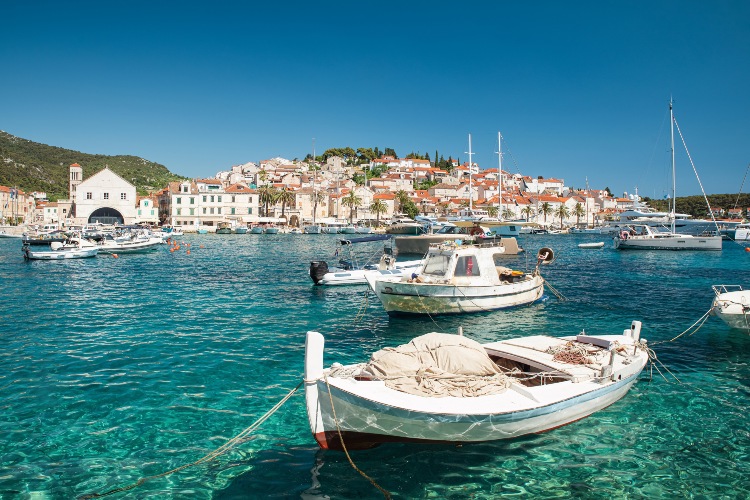 zasto-je-hrvatska-destinacija-broj-jedan-za-luksuzno-jedrenje-i-odmor-na-jahtama