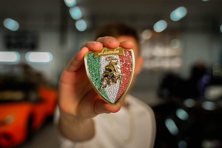 lamborghini-urus-dobija-prilagodeni-bedz-optocen-draguljima