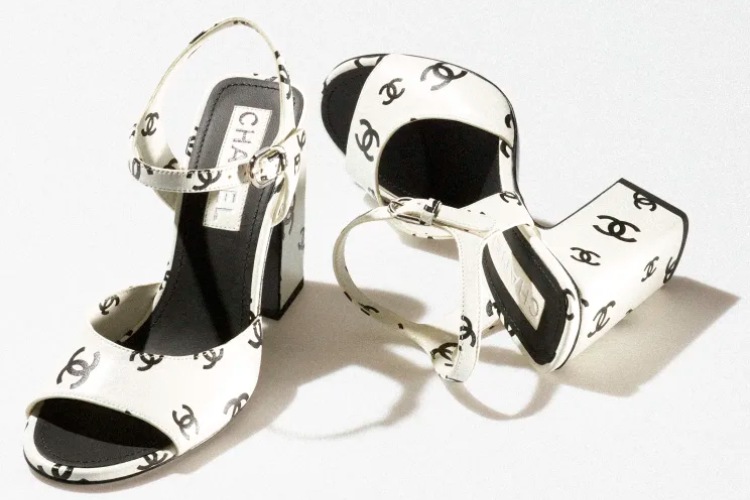 Upoznajte svoju sledeću opsesiju - Chanel sandale sa CC logotipom