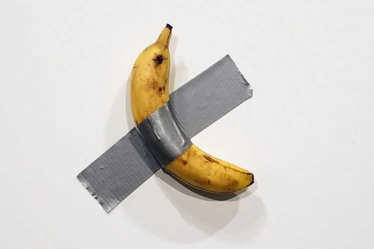 Banana zalepljena za zid