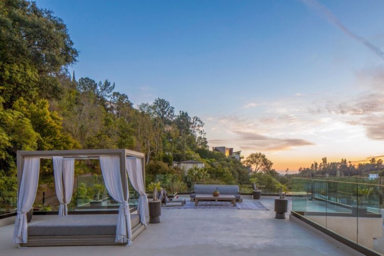 bruklin-bekam-i-nikola-pelc-prodaju-kucu-na-beverli-hilsu-za-11-miliona-dolara