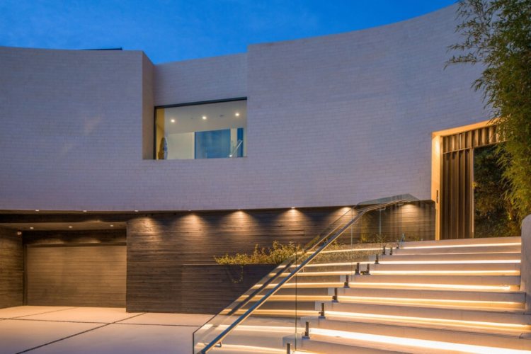 bruklin-bekam-i-nikola-pelc-prodaju-kucu-na-beverli-hilsu-za-11-miliona-dolara