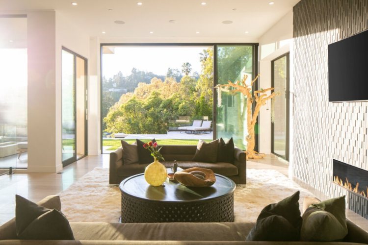 bruklin-bekam-i-nikola-pelc-prodaju-kucu-na-beverli-hilsu-za-11-miliona-dolara