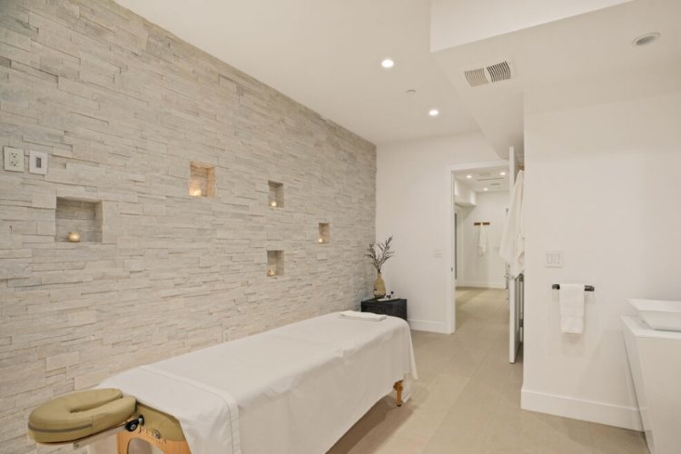 bruklin-bekam-i-nikola-pelc-prodaju-kucu-na-beverli-hilsu-za-11-miliona-dolara