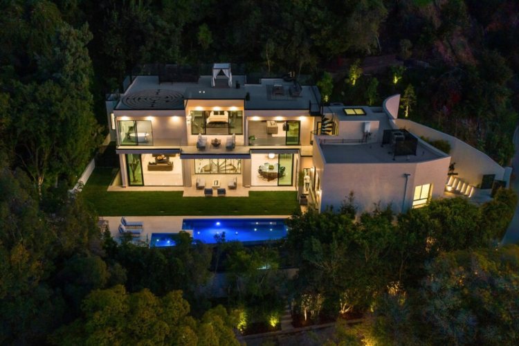 bruklin-bekam-i-nikola-pelc-prodaju-kucu-na-beverli-hilsu-za-11-miliona-dolara