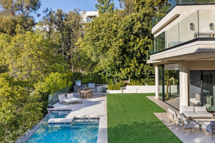 bruklin-bekam-i-nikola-pelc-prodaju-kucu-na-beverli-hilsu-za-11-miliona-dolara