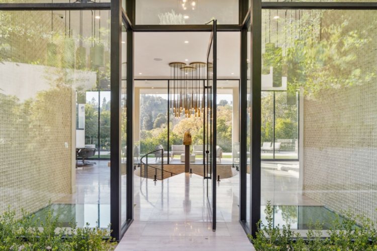 bruklin-bekam-i-nikola-pelc-prodaju-kucu-na-beverli-hilsu-za-11-miliona-dolara