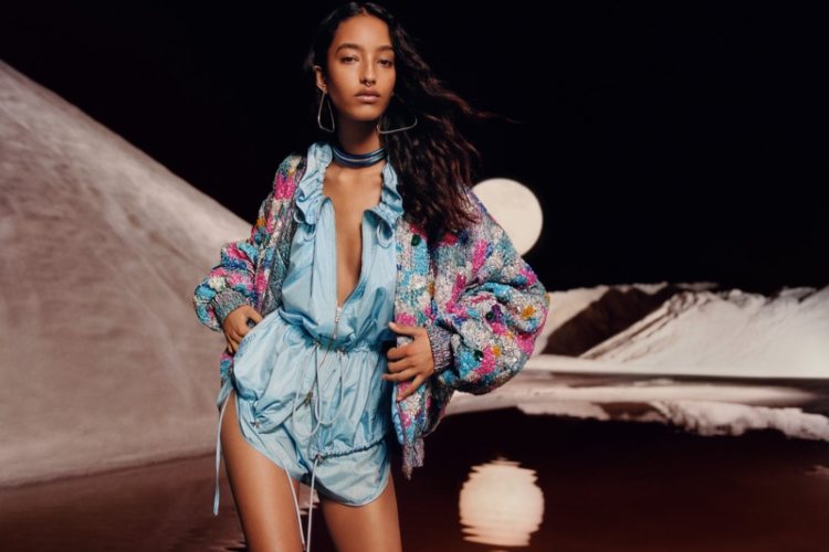 rijan-i-mona-poziraju-na-vodi-u-prolecnoj-kampanji-isabel-marant