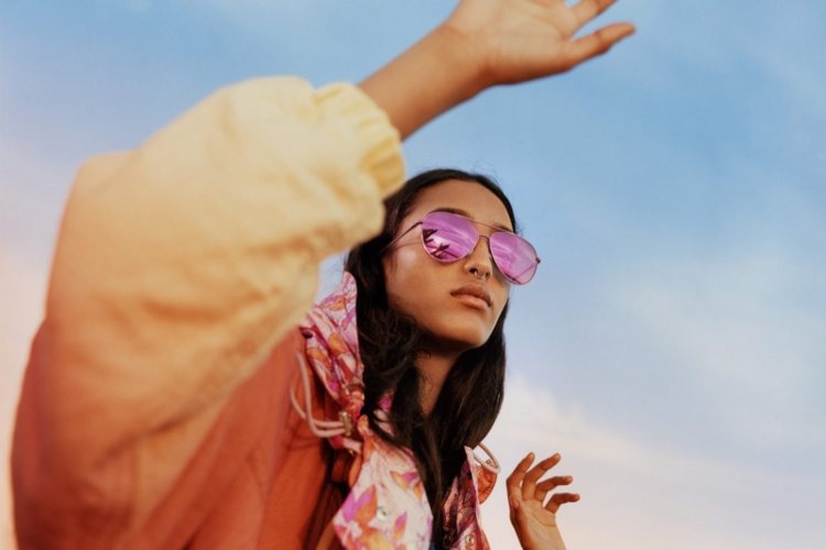 rijan-i-mona-poziraju-na-vodi-u-prolecnoj-kampanji-isabel-marant