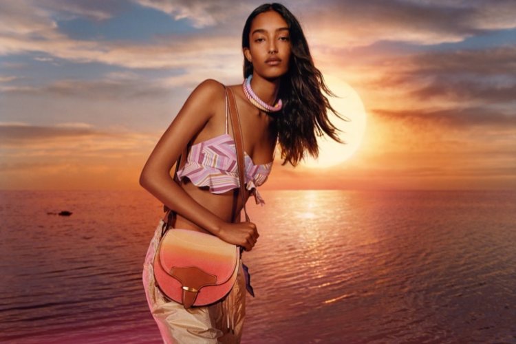 rijan-i-mona-poziraju-na-vodi-u-prolecnoj-kampanji-isabel-marant