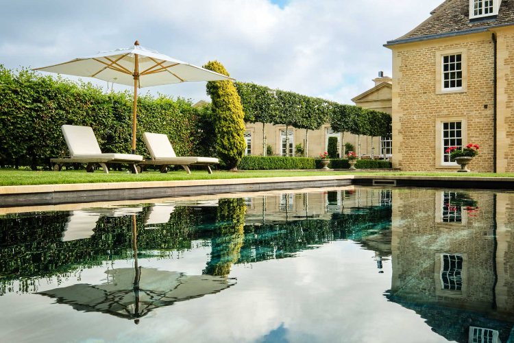 zivite-poput-kraljevske-porodice-na-engleskom-selu-sa-privatnim-jezerom