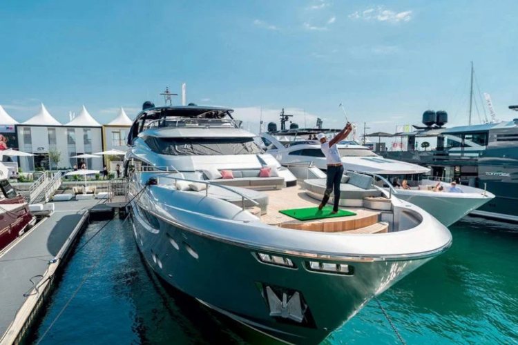 od-luksuznih-podmornica-do-elektricnih-hidroglisera-vrhunske-superyacht-igracke-za-milijardere-koji-vole-avanture