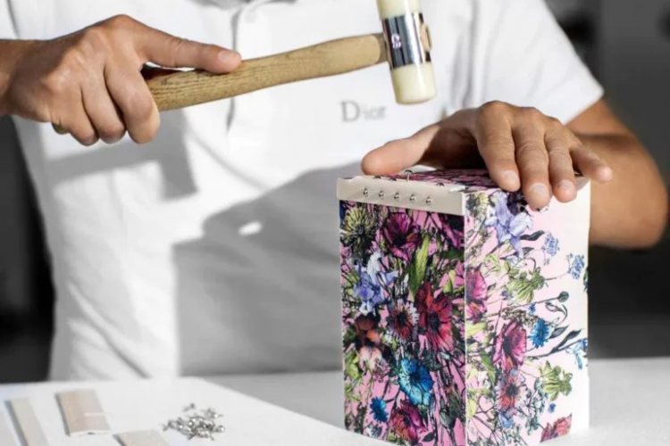 Ovaj Dior parfem je toliko poseban da dolazi u sopstvenoj couture torbici