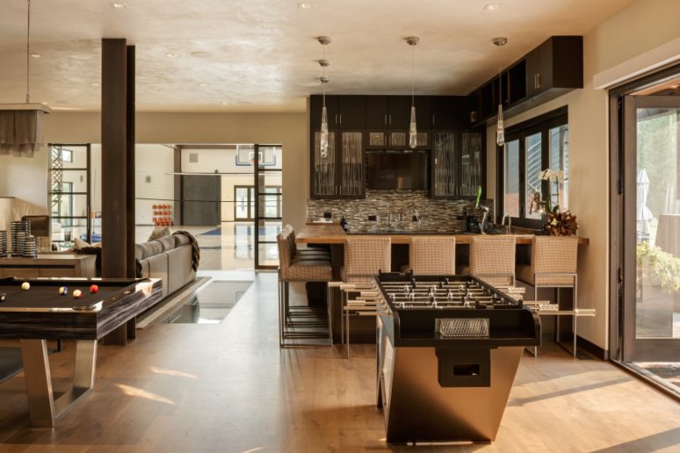 ovo-imanje-u-montani-od-40-miliona-dolara-ima-sopstveni-ribnjak-i-vinski-podrum-od-4000-boca